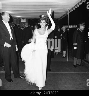 Born Free 1966, Royal Film Performance, The Odeon, Leicester Square, London, Montag, 14.. März 1966. Unser Bild zeigt... Raquel Welch kommt am Theater an. Stockfoto