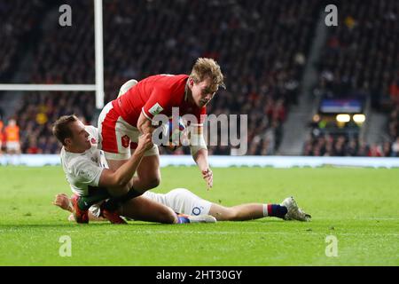 London, Großbritannien. 26.. Februar 2022. Nick Tompkins aus Wales erzielt 2. TRY-Punkte für seine Teams. Guinness Six Nations Championship 2022 match, England gegen Wales im Twickenham Stadium in London am Samstag, 26.. Februar 2022. Bild von Andrew Orchard/Andrew Orchard Sports Photography/ Alamy Live News Credit: Andrew Orchard Sports Photography/Alamy Live News Stockfoto