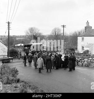 Die Jagd nach dem entflohenen Sträfling Frank Mitchell. Die Polizei des Royal Marine Commando zieht aus Peter Tavy in der Nähe von Tavistock, um Dartmoor nach dem entflohenen Häftling Frank Mitchell zu durchsuchen, der mit Hilfe eines RAF-Hubschraubers unterstützt wird. 13.. Dezember 1966. Stockfoto