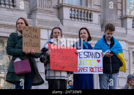 London, Großbritannien, 26.. Februar 2022, Anti-Kriegs-Demonstranten, die mit ukrainischen Fahnen drapiert waren, waren Teil von Hunderten, die sich in Whitehall bei einer Kundgebung und Demonstration versammelten Stockfoto