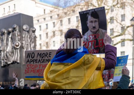 London, Großbritannien, 26.. Februar 2022, Anti-Kriegs-Demonstranten, die mit ukrainischen Fahnen drapiert waren, waren Teil von Hunderten, die sich in Whitehall bei einer Kundgebung und Demonstration versammelten Stockfoto