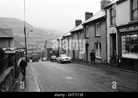 Abertillery, die größte Stadt des Ebbw-Fach-Tals in der ehemaligen historischen Grafschaft Monmouthshire, der heutigen Grafschaft Gwent. 17.. Februar 1965. Stockfoto