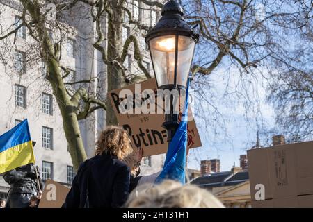 London, Großbritannien, 26.. Februar 2022, Anti-Kriegs-Demonstranten, die mit ukrainischen Fahnen drapiert waren, waren Teil von Hunderten, die sich in Whitehall bei einer Kundgebung und Demonstration versammelten Stockfoto