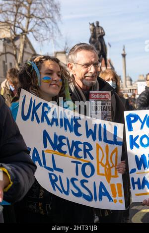 London, Großbritannien, 26.. Februar 2022, Anti-Kriegs-Demonstranten, die mit ukrainischen Fahnen drapiert waren, waren Teil von Hunderten, die sich in Whitehall bei einer Kundgebung und Demonstration versammelten Stockfoto