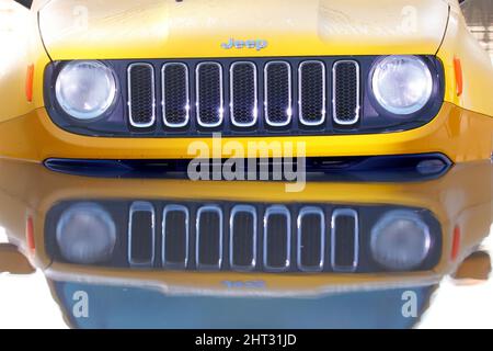 Ein Yellow Jeep Renegade wurde auf der Newton Lane in West Yorkshire unter Wasser getaucht, nachdem Sturm Franklin Teile Großbritanniens überflutet hatte Stockfoto