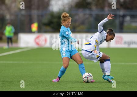 Neapel, Italien. 26.. Februar 2022. Sara TUI (8) Napoli Femminile kontrolliert den Ball während des italienischen Serie A Women 2021/2022-Matches zwischen Napoli Femminile und Hellas Verona Women am 26. Februar 2022 im Stadion Giuseppe Piccolo in Cercola Italien Kredit: Unabhängige Fotoagentur/Alamy Live News Stockfoto