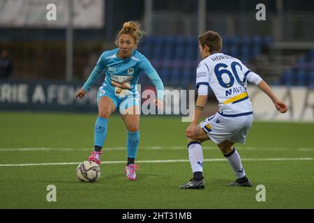 Neapel, Italien. 26.. Februar 2022. Sara TUI (8) Napoli Femminile kontrolliert den Ball während des italienischen Serie A Women 2021/2022-Matches zwischen Napoli Femminile und Hellas Verona Women am 26. Februar 2022 im Stadion Giuseppe Piccolo in Cercola Italien Kredit: Unabhängige Fotoagentur/Alamy Live News Stockfoto