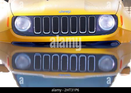 Ein Yellow Jeep Renegade wurde auf der Newton Lane in West Yorkshire unter Wasser getaucht, nachdem Sturm Franklin Teile Großbritanniens überflutet hatte Stockfoto