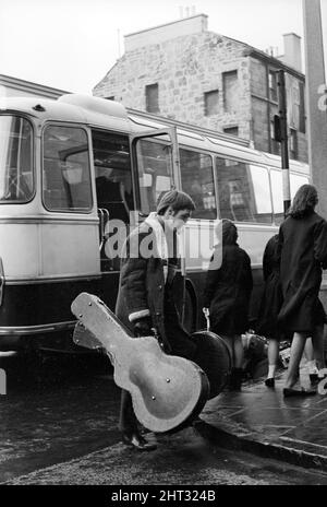 Popgruppe The Fourmost auf Tour die Band und das Team kommen zur Abendshow im Theater von Edinburgh an. Ein paar Fans warten bereits, als sie am 1965. Februar die Ausrüstung aus dem Bus entladen Stockfoto