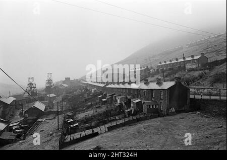 Abertillery, die größte Stadt des Ebbw-Fach-Tals in der ehemaligen historischen Grafschaft Monmouthshire, der heutigen Grafschaft Gwent. 17.. Februar 1965. Stockfoto