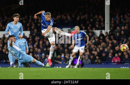 Liverpool, England, 26.. Februar 2022. Richarlison von Everton schießt während des Spiels der Premier League im Goodison Park, Liverpool. Bildnachweis sollte lauten: Darren Staples / Sportimage Credit: Sportimage/Alamy Live News Stockfoto