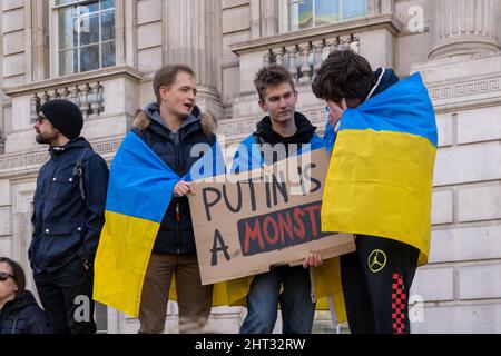 London, Großbritannien, 26.. Februar 2022, Anti-Kriegs-Demonstranten, die mit ukrainischen Fahnen drapiert waren, waren Teil von Hunderten, die sich in Whitehall bei einer Kundgebung und Demonstration versammelten Stockfoto