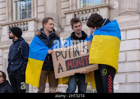 London, Großbritannien, 26.. Februar 2022, Anti-Kriegs-Demonstranten, die mit ukrainischen Fahnen drapiert waren, waren Teil von Hunderten, die sich in Whitehall bei einer Kundgebung und Demonstration versammelten Stockfoto