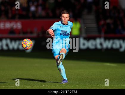 26.. Februar 2022 ; Brentford Community Stadium, London, England; Premier League Football, Brentford gegen Newcastle: Matt Targett von Newcastle United überquert den Ball ins Mittelfeld Stockfoto