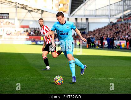 26.. Februar 2022 ; Brentford Community Stadium, London, England; Premier League Football, Brentford gegen Newcastle: Matt Targett von Newcastle United Stockfoto