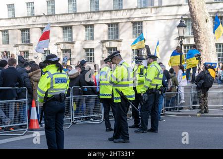 London, Großbritannien, 26.. Februar 2022, Anti-Kriegs-Demonstranten, die mit ukrainischen Fahnen drapiert waren, waren Teil von Hunderten, die sich in Whitehall bei einer Kundgebung und Demonstration versammelten Stockfoto