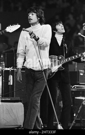 New Musical Express Poll Winners Pop-Konzert im Empire Pool Wembley, 1965. Mick Jagger und Keith Richards von den Rolling Stones treten während des Konzerts auf der Bühne auf. Die Stones wurden für ihre Single (I Can't Get No) Satisfaction für die beste britische R&B Group sowie für die beste neue Disc des Jahres ausgezeichnet. 11.. April 1965. Stockfoto