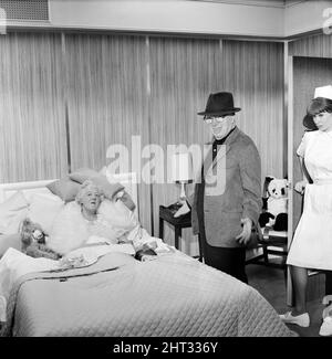 Am Set von „A Gräfin from Hong Kong“, Charlie Chaplins neuem Film, hat Miss Margaret Rutherford eine Gastrolle als seekrank Passagier, dessen Kabine mit der Kabine von Miss Sophia Loren verwechselt wird. Im Bild Charlie Chaplin am Set mit Margaret Rutherford. 23.. März 1966. Stockfoto