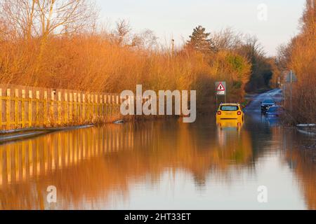 Gestrandete Fahrzeuge auf der Newton Lane in der Nähe von Castleford, West Yorkshire, als der Sturm Franklin viele Teile Großbritanniens überflutete Stockfoto