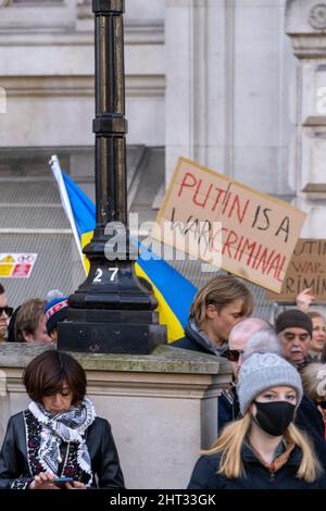 London, Großbritannien, 26.. Februar 2022, Anti-Kriegs-Demonstranten, die mit ukrainischen Fahnen drapiert waren, waren Teil von Hunderten, die sich in Whitehall bei einer Kundgebung und Demonstration versammelten Stockfoto