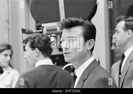 Life at the Top, Film aus dem Jahr 1965, Drehort rund um das Economist Building in St. James, London, SW1, Sonntag, 25.. Juli 1965. Der Film spielt Laurence Harvey, der die Rolle von Joe Lampton in einer Fortsetzung des Films Room at the Top aus dem Jahr 1959 wiedergibt. Unser Bild zeigt .... Laurence Harvey Stockfoto