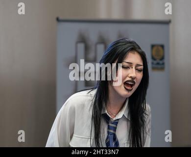 Teenage Goth Schulmädchen singen beim Scottish Young Musician Musikwettbewerb, Glasgow, Schottland, Großbritannien Stockfoto
