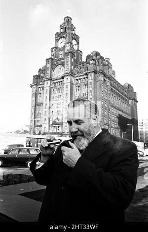 Captain William Warwick der neue Kapitän des Cunard-Linienschiffs Q4 (später Queen Elizabeth 2) am Liverpooler Ufer mit den Liver-Gebäuden im Hintergrund. 9.. Januar 1966. Stockfoto