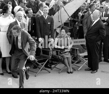 Prinzessin Margaret und Lord Snowdon am Set in Hollywood. Paul Newman scherzte herum, während Alfred Hitchcock beim Dreharbeiten zu seinem neuesten Film „Torn Curtain“ zuschaut. 10.. November 1965. Stockfoto