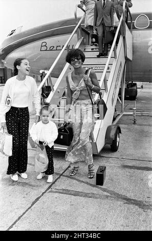 Shirley Bassey kam mit ihren beiden Kindern Sharon im Alter von 11 Jahren und Samantha, 2 1/2, aus Nizza am Flughafen London an. Sie hatte einen Urlaub in Südfrankreich und trat auch für Prinz Rainier und Prinzessin Grace bei ihrem Besuch auf. 26.. August 1966. Stockfoto