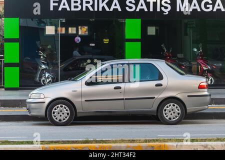 Side; Türkei – Februar 06 2022 :silver Fiat Albea steht an einem warmen Sommertag vor der Kulisse eines Ladens auf der Straße Stockfoto