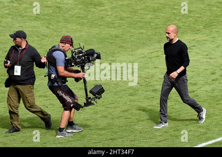 Der Manager des Fußballvereins von Manchester City Pep Guardiola steht vor der tv-Kamera. Wolverhampton Wanderers gegen Manchester City 25/08/2018 - English Premier League Stockfoto