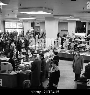 One Minutes Silence wird am 30.. Januar 1965 im Kaufhaus Owen Owen, Coventry, als Erinnerungsmoment für Sir Winston Churchill, am Tag seiner Staatsbegräbnis, abgehalten. Stockfoto