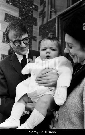 Maxwell, der Sohn von Roy Hudd und seiner Frau Ann, wird in der Croydon Parish Church getauft. Max ist mit seinen Eltern abgebildet. 28.. Februar 1965. Stockfoto