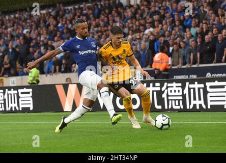 Theo Walcott aus Everton und Ruben Vinagre aus Wolves. Wolverhampton Wanderers gegen Everton bei Molineux 11/08/2018 - English Premier League Stockfoto