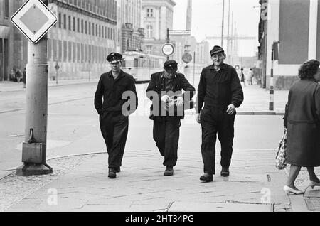 Szenen in Ost-Berlin, vier Jahre nach Beginn der Arbeiten am Bau der Berliner Mauer, die Ost und West trennt. Transportarbeiter, die nach dem Ende ihrer Schicht abreisen. 26. Mai 1965. Stockfoto