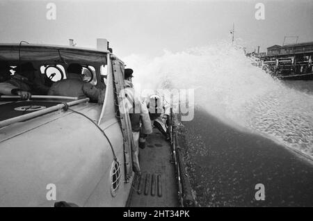 Ein Vorhang aus tosenden Sprühnebelungen aus Protest, als das 26 Tonnen schwere RNLI-Rettungsboot Greater London vom Ende des Southend Pier, Essex, an der Spitze der Themse-Mündung abstürzt. Das 46ft 9in Watson Class Rettungsboot hat eine 8-Mann-Besatzung aus Southend. Die meisten sind Pier-Männer und Fischer, einer ist ein Auto-Verkäufer, aber alle von ihnen müssen bereit sein, einen Notruf zu beantworten, wenn es kommt. 16.. Januar 1966. Stockfoto