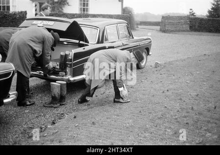 Harry Roberts wollte im Zusammenhang mit der Erschießung von drei Londoner Polizisten wurde heute in einem Wald bei Bishops Stortford in Herts wieder aufgenommen. Roberts, der seit mehr als drei Monaten gesucht wird, gab ohne Probleme der Polizei sgt Peter Smith nach. In einem getarnten Zelt am Rande von Thorley Wood entdeckte die Polizei eines der geschickt ausgeklügeltesten Verstecke, die je bekannt waren, wo Roberts in den letzten sechs Wochen gelebt hat. Das Zelt ist 5ft hoch an seinem höchsten Punkt und von einer Plastikfolie getarnt und enthielt eine Fülle von Lebensmitteln und Brennstoffen. Ein Camp-Bett und ein Aluminium-Stuhl wie wir Stockfoto