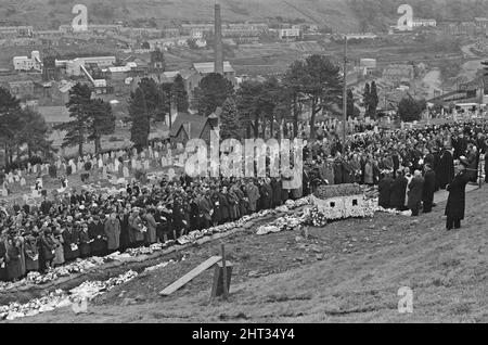 Aberfan - 27.. Oktober 1966 der Aberfan-Bergfriedhof, wo die Massenbestatungen stattfinden. Die Katastrophe von Aberfan war ein katastrophaler Einsturz einer kollidierenden Beute im walisischen Dorf Aberfan, in der Nähe von Merthyr Tydfil. Er wurde durch eine Ansammlung von Wasser im angesammelten Fels und Schiefer verursacht, die plötzlich in Form von Schlamm bergab zu rutschen begann und am 21.. Oktober 1966 die Pantglas Junior School darunter verschlang und 116 Kinder und 28 Erwachsene tötete. Das ursprüngliche Schulgelände ist heute ein Gedenkgarten. Aufgenommen am 27.. Oktober 1966The Ereignisse Freitag, 21. Oktober 1966 Tipp Nr. 7, die Stockfoto