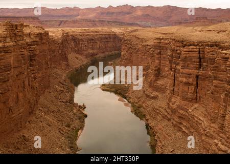 Dies ist der Marble Canyon, der von der Navajo-Brücke aus aufgenommen wurde. Paria Canyon und Vermilion Cliffs sind im Hintergrund. Lees Ferry ist nebenan. Der Nordrand von Grand Stockfoto