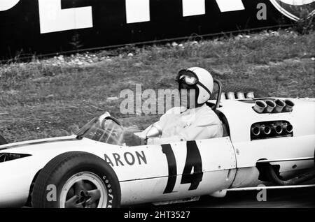 Dreharbeiten zum MGN-Film „Grand Prix“ bei Brands Hatch in Kent im Juli 1966. Schauspieler James Garner ist der amerikanische Grand-Prix-Fahrer Pete Aron, der von seinem Jordan-BRM-Rennteam gefeuert wird und für das japanische Yamura-Team fährt. Im Bild: Während der Dreharbeiten musste James Garner seinen Rennwagen (kein Stunt-Mann) für 1/2 eine Meile rund um Brands Hatch Circuit fahren, während er in Brand war. James hielt kurz nach der Ziellinie an und sprang aus dem Cockpit, als Flammen das Auto umschlingen. Feuerwehrmänner waren bereit, die Flammen zu löschen. James Garner ist während der Dreharbeiten zu diesem Film für £1million versichert. Stockfoto