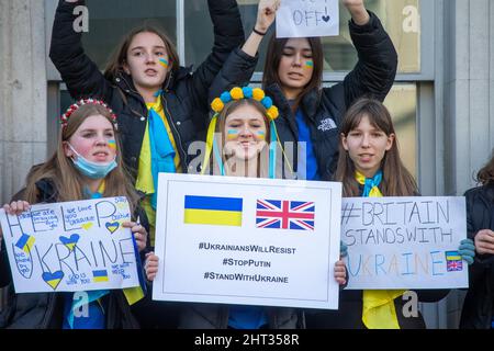 London, England, Großbritannien. 26.. Februar 2022. Tausende protestieren vor der Downing Street gegen die russische Invasion in der Ukraine. (Bild: © Tayfun Salci/ZUMA Press Wire) Stockfoto