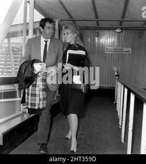 Jane Fonda, amerikanische Schauspielerin, mit Ehemann, Filmregisseur Roger Vadim, am Flughafen London Heathrow. 9.. Oktober 1965 Stockfoto