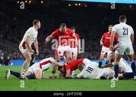 London, Großbritannien. 26.. Februar 2022. Kieran Hardy aus Wales (c) punktet seine Teams mit 3. Versuchen. Guinness Six Nations Championship 2022 match, England gegen Wales im Twickenham Stadium in London am Samstag, 26.. Februar 2022. Bild von Andrew Orchard/Andrew Orchard Sports Photography/ Alamy Live News Credit: Andrew Orchard Sports Photography/Alamy Live News Stockfoto