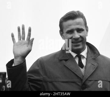 Lev Yashin, Dynamo Moscow und der Torhüter der Sowjetunion kommen am Manchester Ringway Airport an, er ist auf dem Weg nach Stoke, um an Sir Stanley Matthews's Testimonial Match mit einem International XI gegen Sir Stanley Matthews XI, auf dem Victoria Ground 730pm heute Abend, Mittwoch, 28.. April 1965, teilzunehmen. Stockfoto