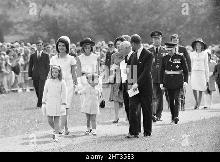 Die Gedenkstätte für Präsident John F. Kennedy wird im Mai 1965 in Runnymede-B... Enthüllt. Die Gedenkstätte steht auf dem Boden, der früher der Krone gehörte und jetzt im Besitz der Vereinigten Staaten von Amerika ist. Enthüllt von Königin Elizabeth II. Am 14. Mai 1965 in Anwesenheit von Frau und Kindern von Präsident Kennedy. Im Bild: Jackie Kennedy Caroline Kennedy John F. Kennedy Junior Prince Philip Stockfoto