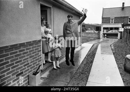 Jimmy Tarbuck in Great Yarmouth mit seiner Frau Pauline und ihren Töchtern Cheryl, 5, und Liza, 7 Monate. Jimmy wusste mit 4pm nicht sicher, ob er den Palladium-Job bekommen würde. Er ging auf die andere Straßenseite vom Bungalow, in dem er sich aufhielt, um seinen Manager vom Dorflebensmittelladen anzurufen. 22.. September 1965. Stockfoto