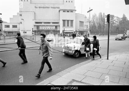 Coventry Aberfan Fund Raising Event, Autowanderung nach Stratford, London, 31.. Oktober 1966. Die Aberfan-Katastrophe war ein katastrophaler Zusammenbruch einer kollidierenden Beute-Spitze, die am Freitag, 21. Oktober 1966, im walisischen Dorf Aberfan stattfand und 116 Kinder und 28 Erwachsene tötete. Stockfoto