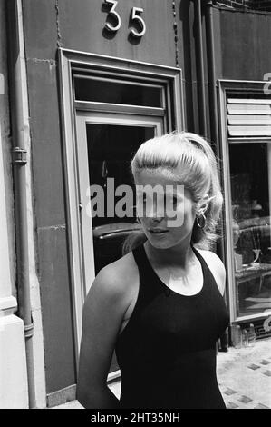 Catherine Deneuve, französische Schauspielerin und Star des britischen psychologischen Horrors Repulsion, die heute Abend im Rialto Cinema Premiere hat, posiert für Bilder in der Conduit Street, London, Donnerstag, 10.. Juni 1965. Catherine kam heute am Flughafen London Heathrow an. Stockfoto