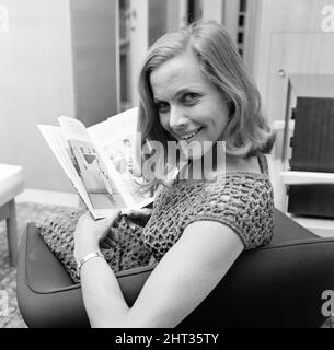 Honor Blackman, Schauspielerin, in Manchester, starten Sie ihr Buch auf selbst Verteidigung, inspiriert von ihrem Erfolg als Judo-Experte Cathy Gale in der Fernsehserie The Avengers, in ihrer Suite, Hotel Piccadilly, Manchester, Montag, 22. November 1965 abgebildet. Buch mit dem Titel, Honor Blackman Buch der Selbstverteidigung. Stockfoto