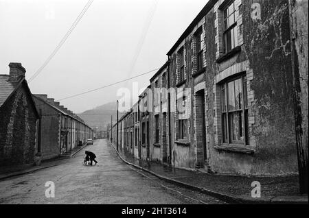 Abertillery, die größte Stadt des Ebbw-Fach-Tals in der ehemaligen historischen Grafschaft Monmouthshire, der heutigen Grafschaft Gwent. 17.. Februar 1965. Stockfoto